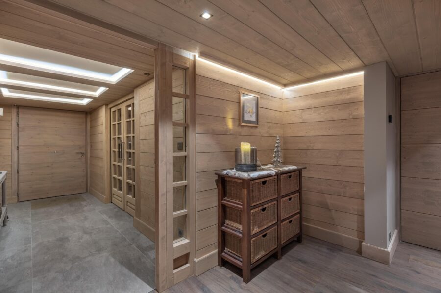 chalet-eve-hallway-elegant-alpine-interiors-luxury-courchevel1650
