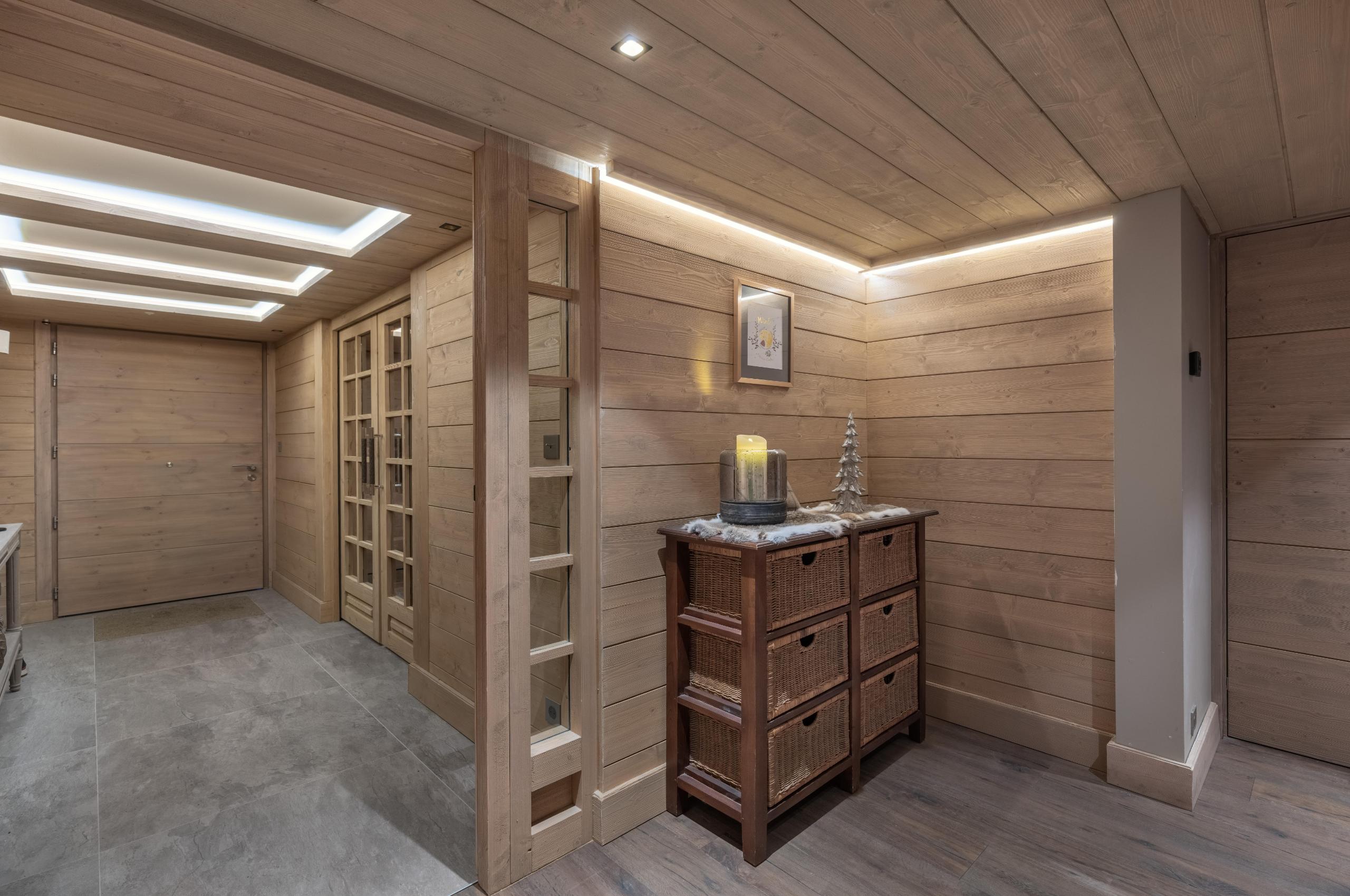 chalet-eve-hallway-elegant-alpine-interiors-luxury-courchevel1650