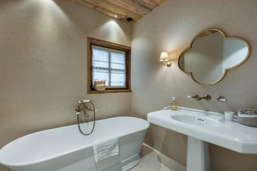 chalet-fern-bathroom-bathtub-sink-luxury-megeve