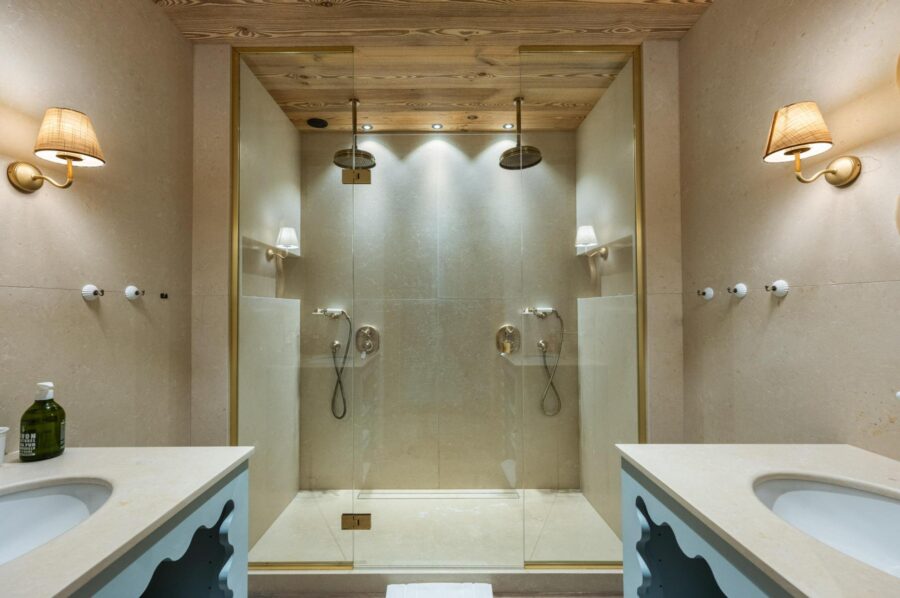 chalet-fern-bathroom-double-shower-double-sink-elegant-design-luxury-megeve