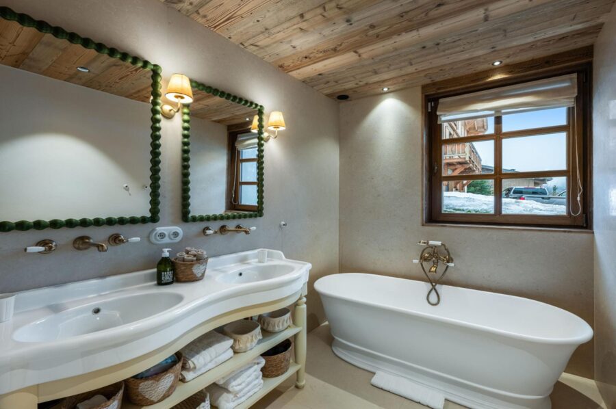 chalet-fern-bathroom-double-sink-bathtub-elegant-design-luxury-megeve