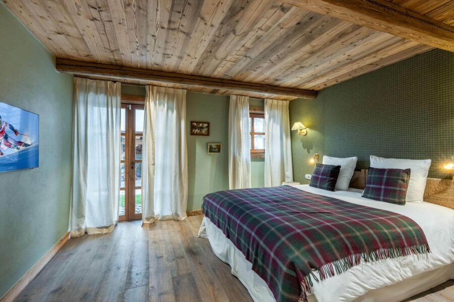 chalet-fern-bedroom-elegant-alpine-design-luxury-megeve