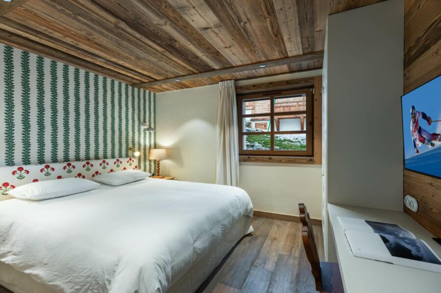 chalet-fern-bedroom-tv-elegant-alpine-design-luxury-megeve