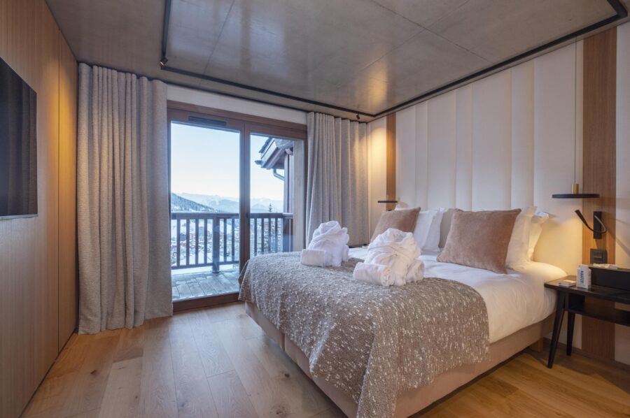 chalet-junie-bedroom-elegant-serene-design-mountain-view-balcony-luxury-courchevel1650