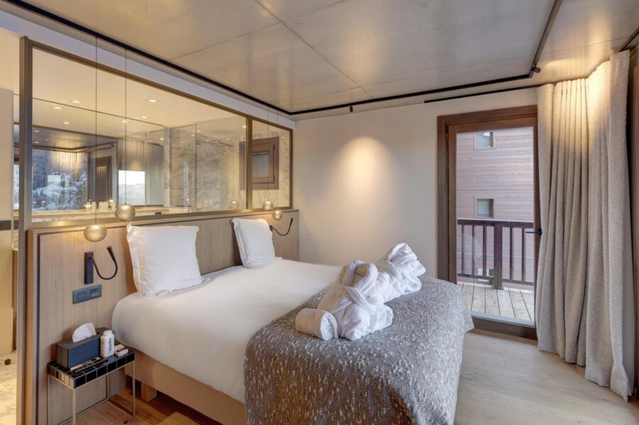 chalet-junie-bedroom-elegant-tranquil-alpine-interiors-luxury-courchevel1650