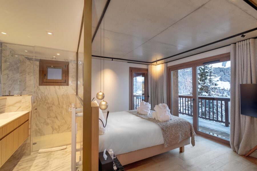 chalet-junie-bedroom-ensuite-bathroom-mountain-view-balcony-luxury-courchevel1650