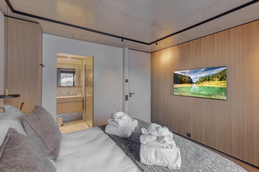 chalet-junie-bedroom-tv-serene-alpine-design-luxury-courchevel1650