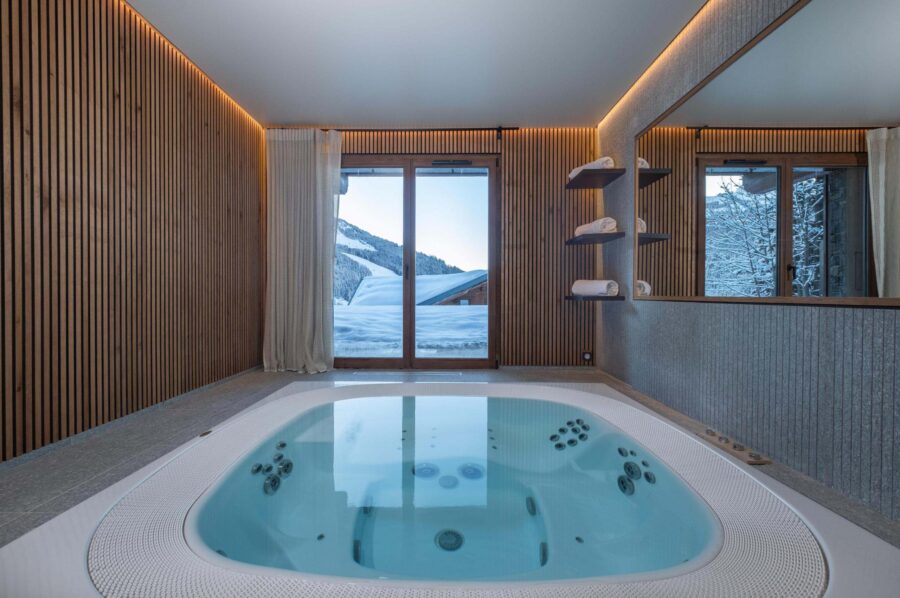 chalet-junie-indoor-jacuzzi-wellness-spa-scenic-views-luxury-courchevel1650