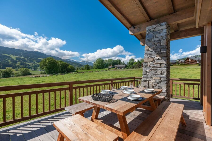 chalet-juno-alfresco-dining-area-balcony-alpine-views-luxury-megeve