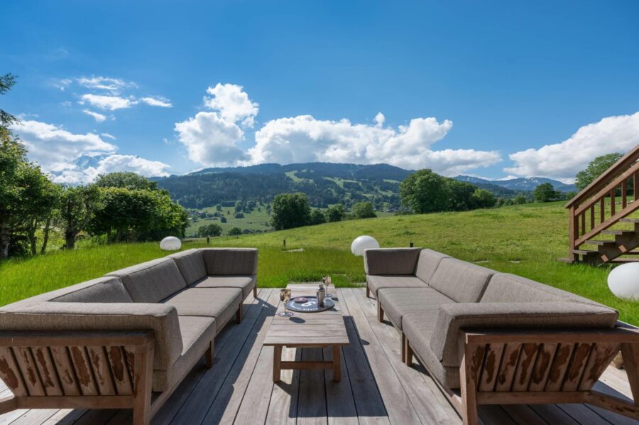 chalet-juno-alfresco-lounge-area-mountain-view-luxury-megeve