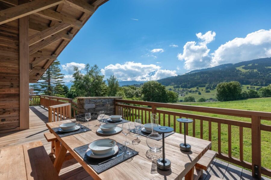 chalet-juno-balcony-alfresco-dining-area-scenic-alpine-views-luxury-megeve