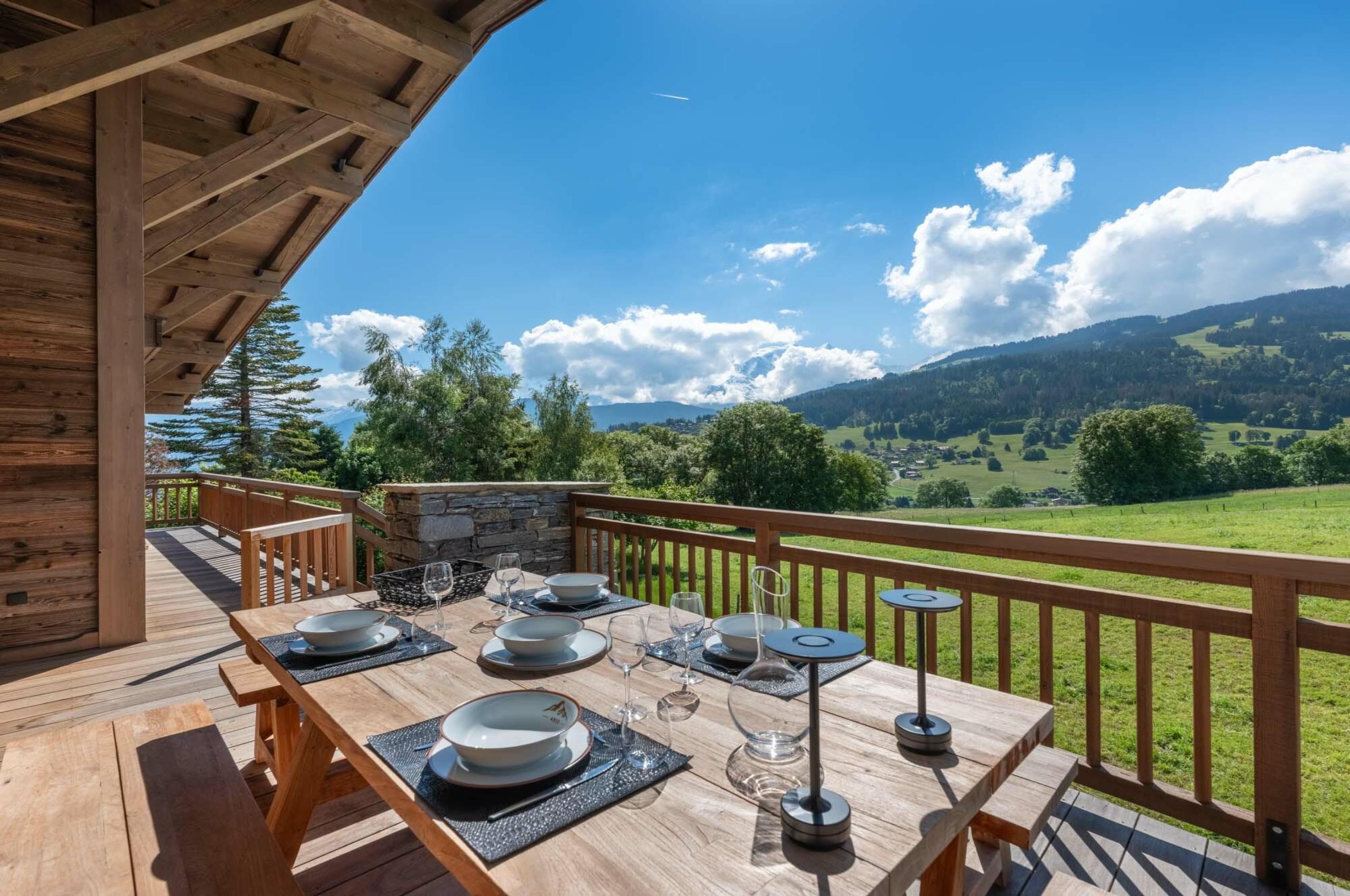 chalet-juno-balcony-alfresco-dining-area-scenic-alpine-views-luxury-megeve
