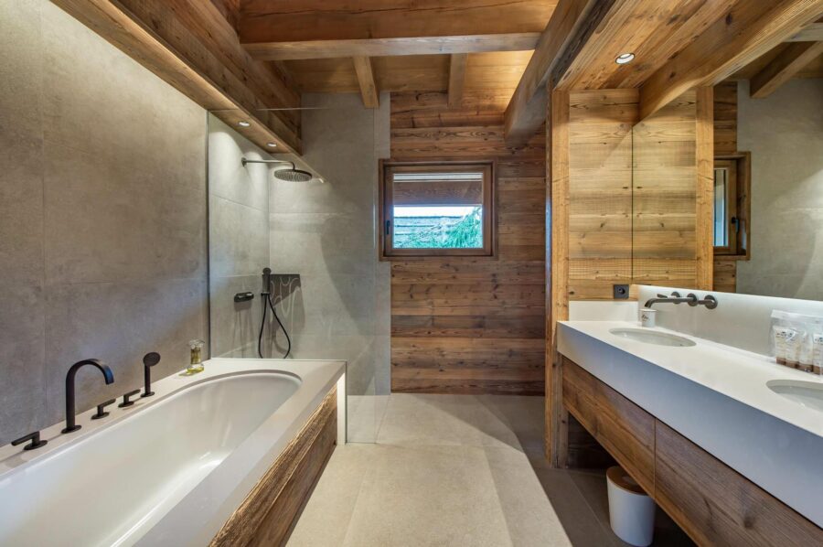 chalet-juno-bathroom-bathtub-double-sink-luxury-megeve