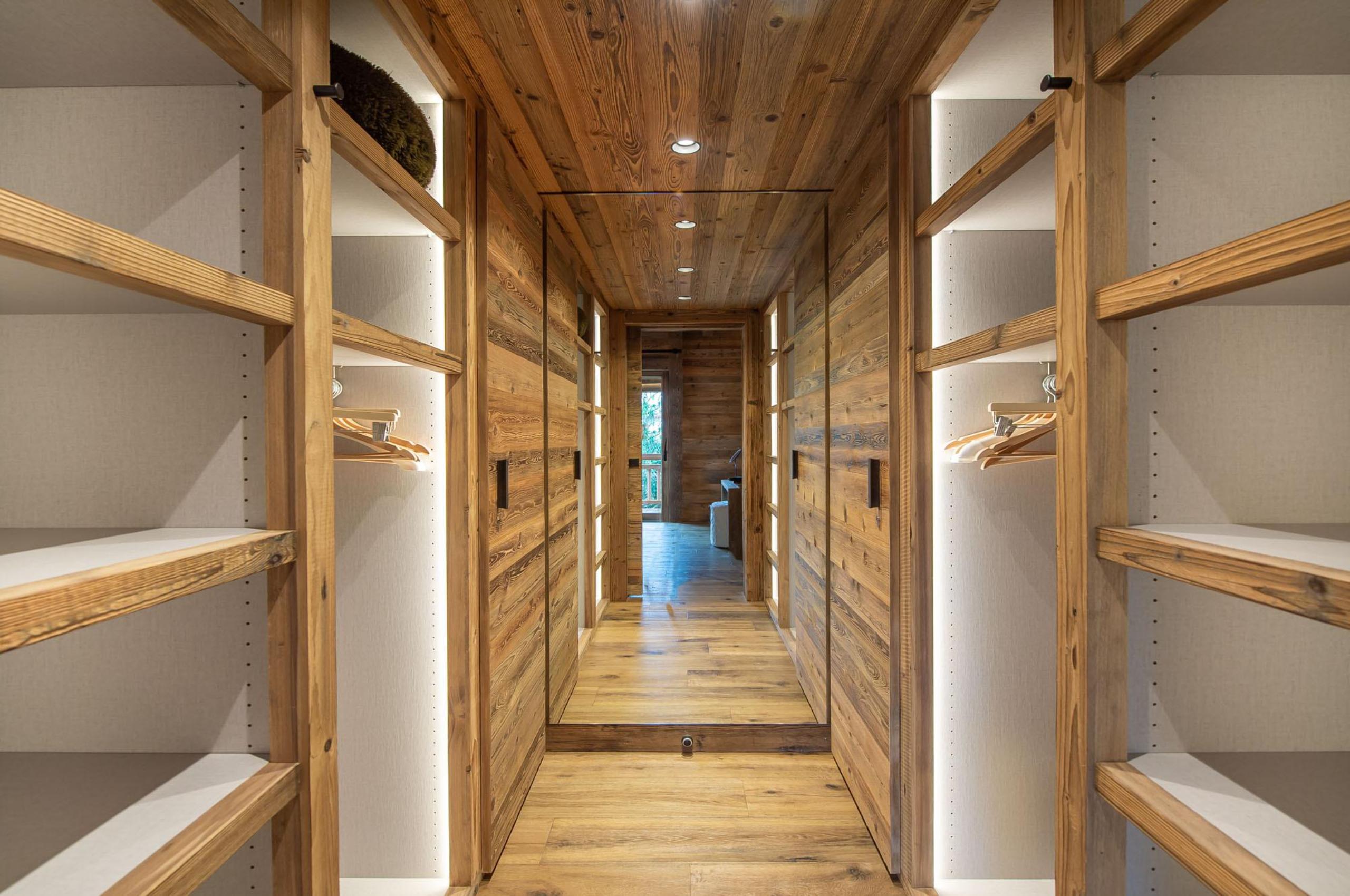 chalet-juno-wardrobe-dressing-area-luxury-megeve