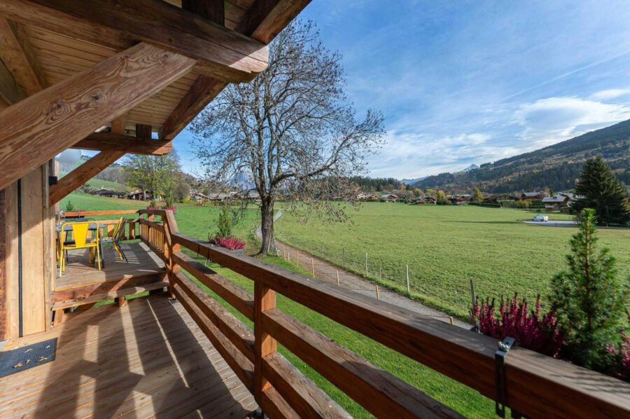 chalet-marnie-baclony-outdoor-dining-area-scenic-alpine-views-luxury-megeve