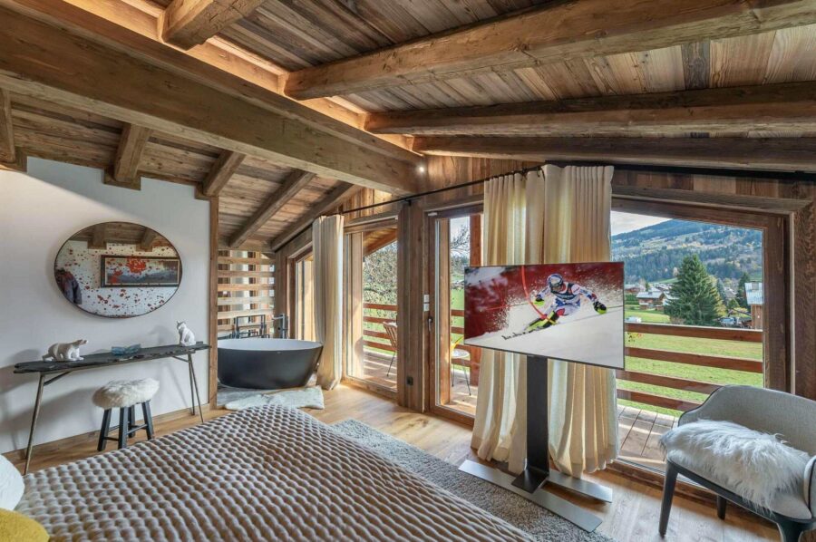 chalet-marnie-bedroom-balcony-bathtub-tv-luxury-megeve