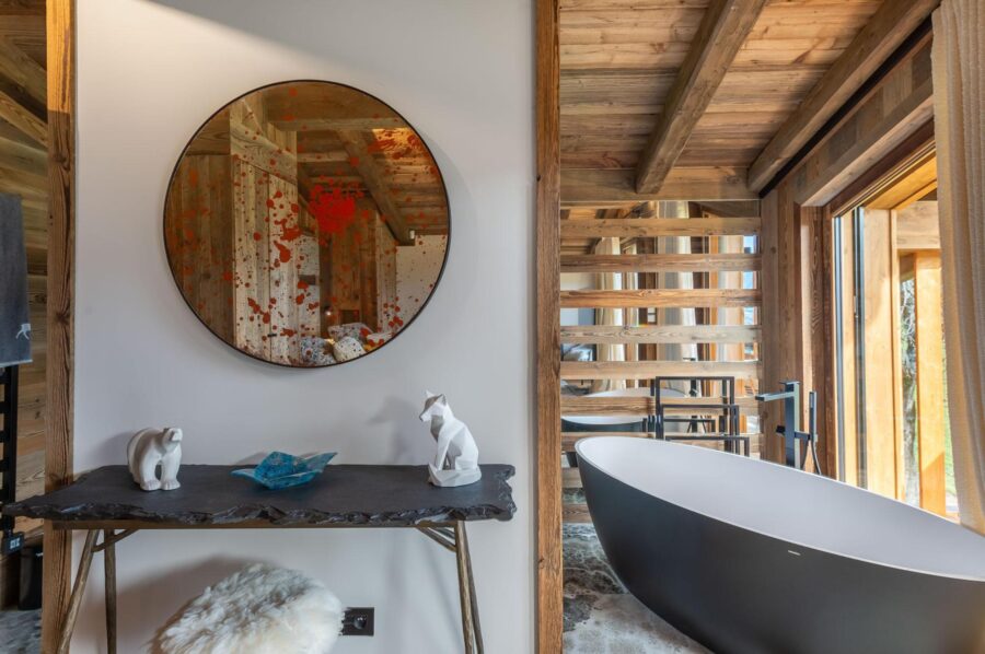 chalet-marnie-bedroom-ensuite-bathtub-luxury-megeve