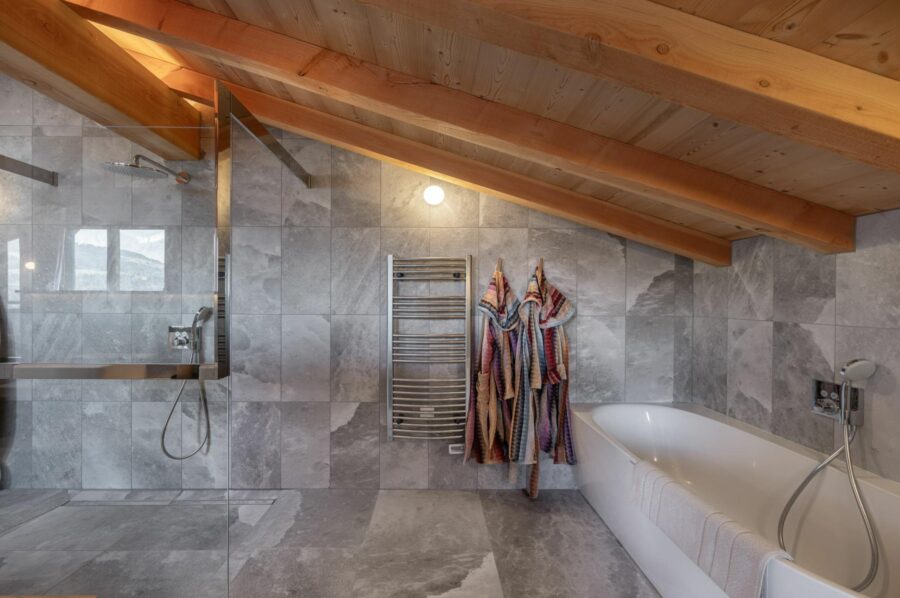 chalet-sadie-bathroom-bathtub-modern-elegant-design-luxury-megeve