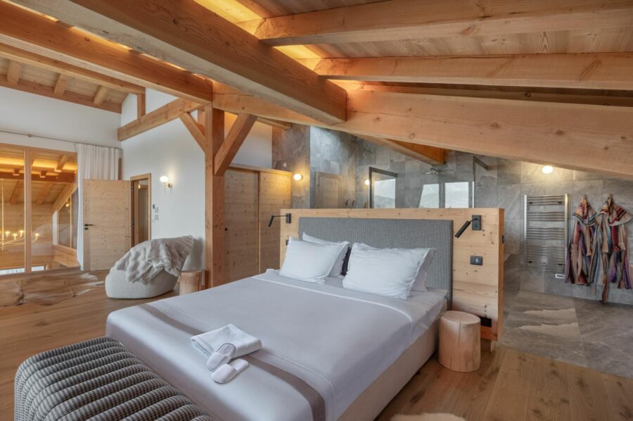 chalet-sadie-bedroom-ensuite-openplan-bathroom-luxury-design-megeve