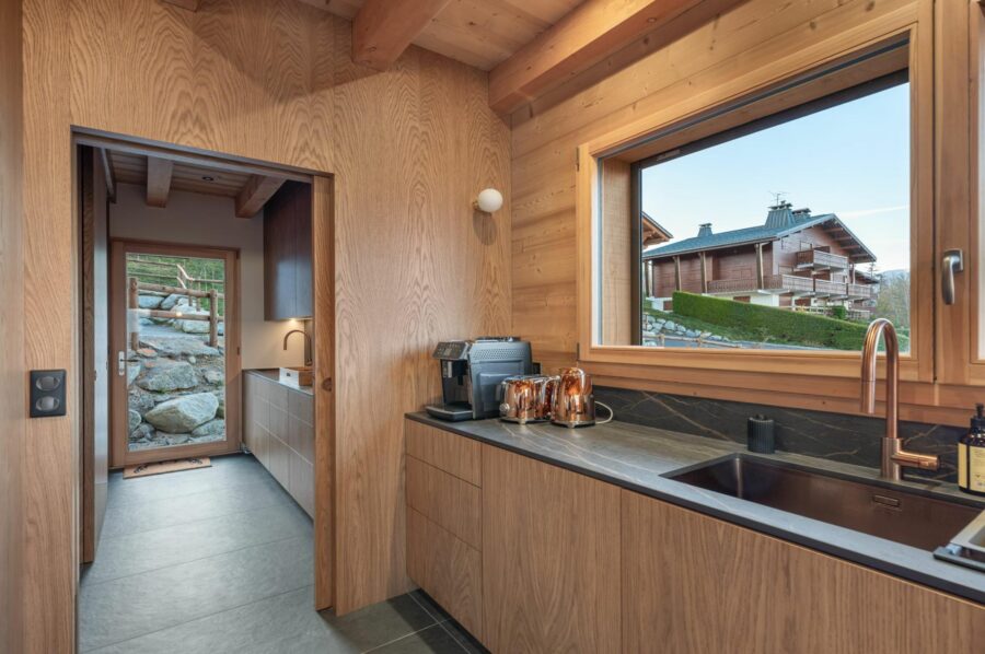 chalet-sadie-kitchen-pantry-sleek-modern-design-luxury-megeve