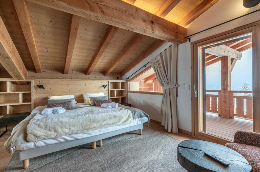 chalet-thalia-bedroom-balcony-elegant-alpine-design-luxury-megeve