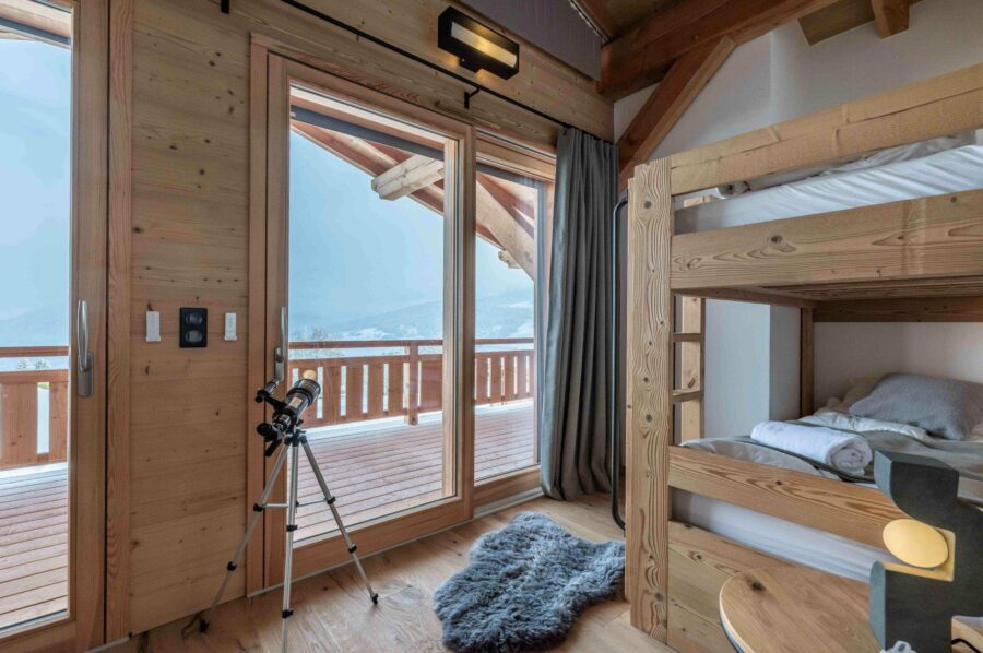 chalet-thalia-bunkroom-balcony-luxury-alpine-retreat-megeve