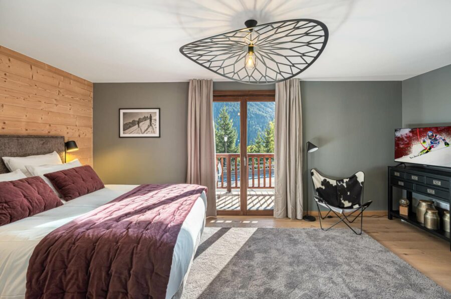 chalet-winne-bedroom-mountain-view-balcony-serene-design-luxury-courchevel1650