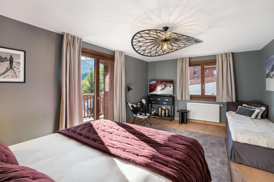 chalet-winne-bedroom-tv-elegant-tranquil-interiors-luxury-courchevel1650