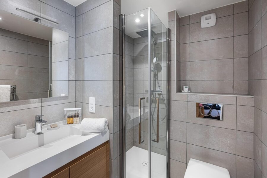 chalet-winnie-bathroom-shower-sleek-design-luxury-courchevel1650