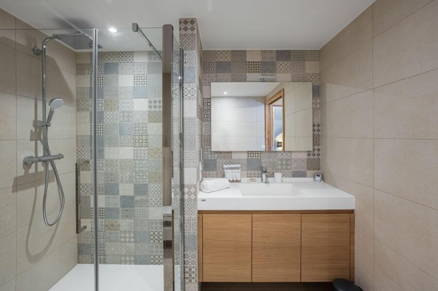 chalet-winnie-bathroom-sink-shower-modern-luxury-courchevel1650