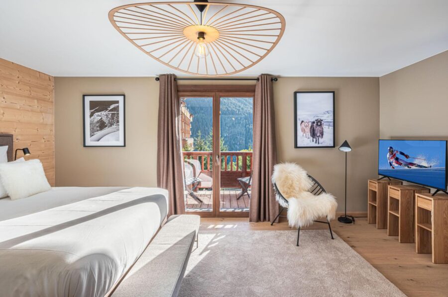 chalet-winnie-bedroom-balcony-mountain-views-luxury-courchevel1650