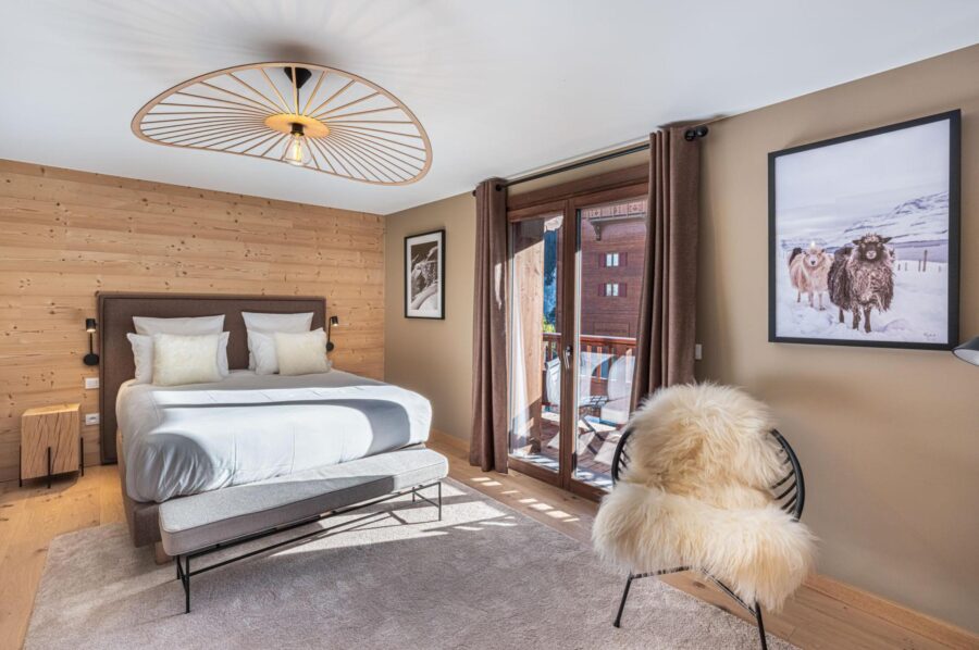 chalet-winnie-bedroom-balcony-serene-alpine-design-luxury-courchevel1650