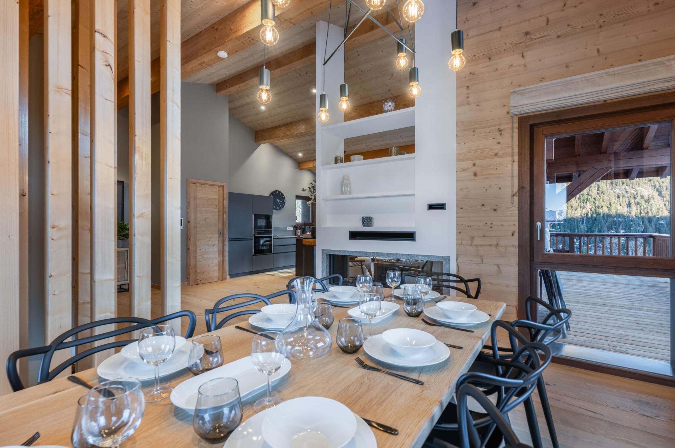 chalet-winnie-dining-area-openplan-fireplace-modern-luxury-design-courchevel1650