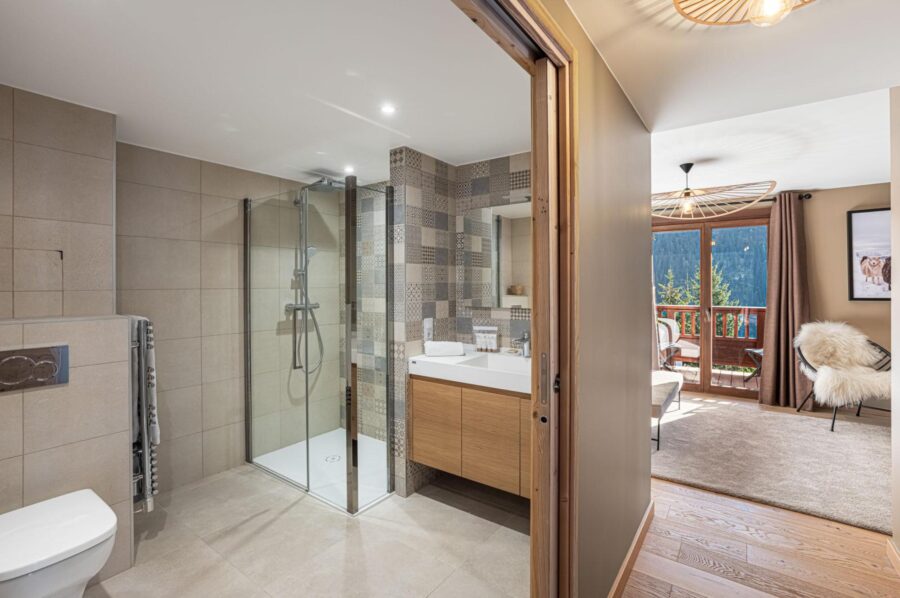 chalet-winnie-ensuite-bathroom-shower-luxury-courchevel1650