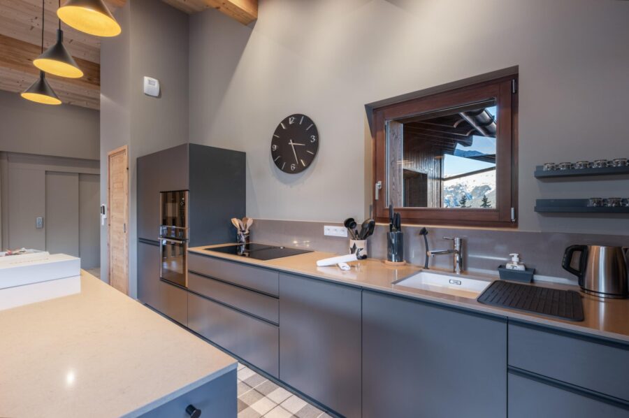 chalet-winnie-kitchen-sleek-modern-design-mountain-view-luxury-courchevel1650