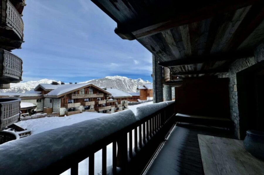 residence-blue-balcony-scenic-village-view-luxury-courchevel1850