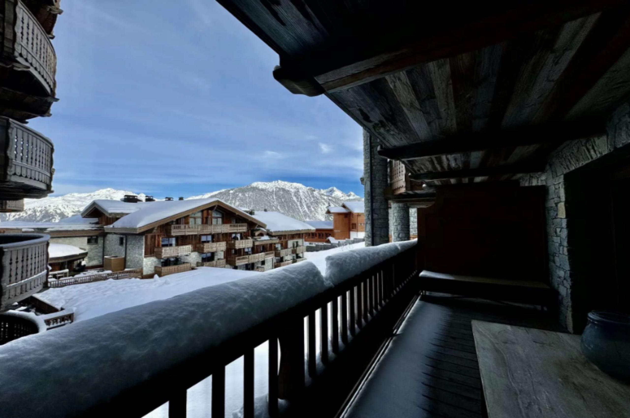 residence-blue-balcony-scenic-village-view-luxury-courchevel1850