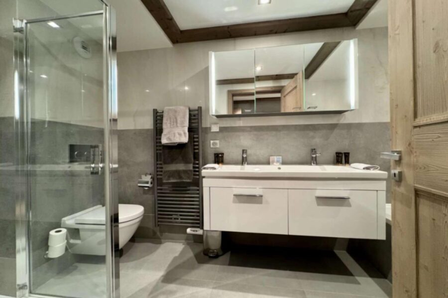 residence-blue-bathroom-modern-sleek-design-luxury-courchevel1850