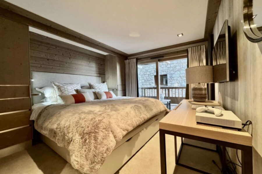 residence-blue-bedroom-balcony-luxury-courchevel1850