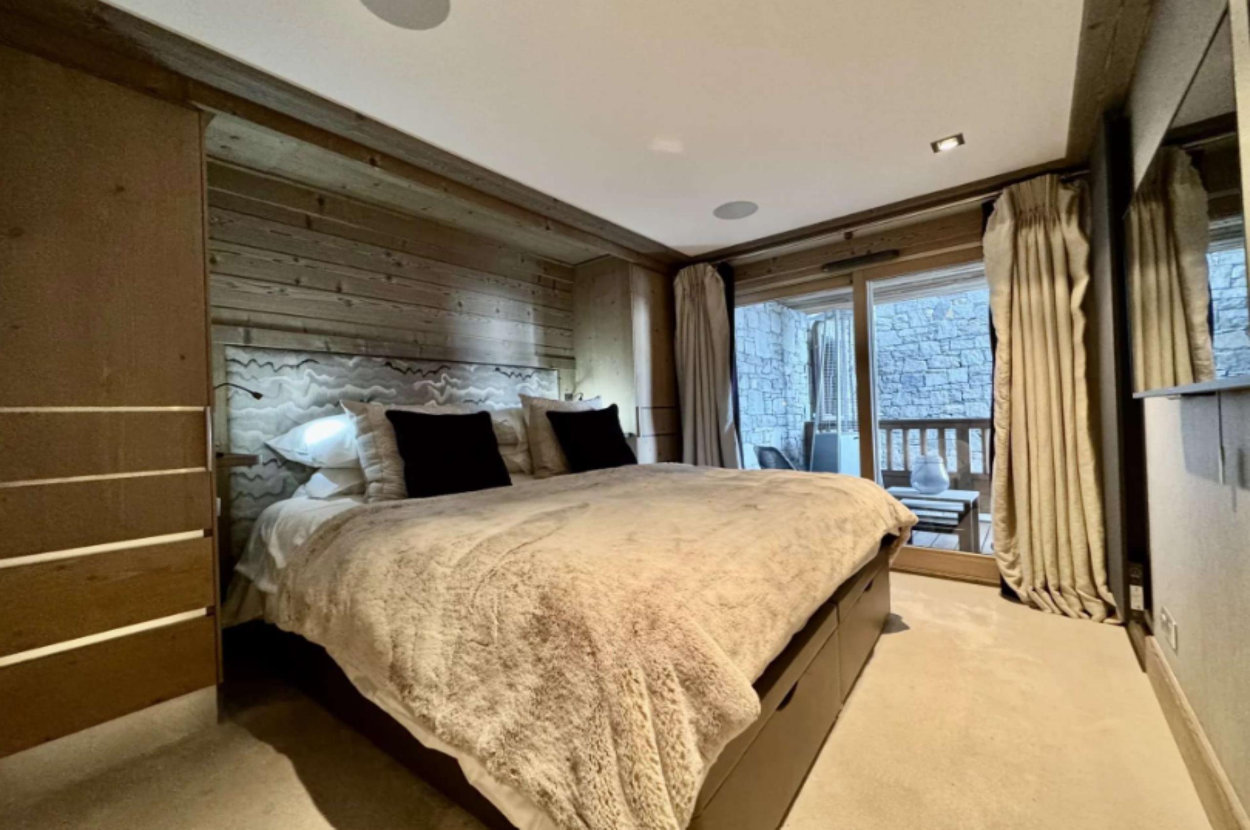 residence-blue-bedroom-balcony-scenic-alpine-views-luxury-courchevel1850