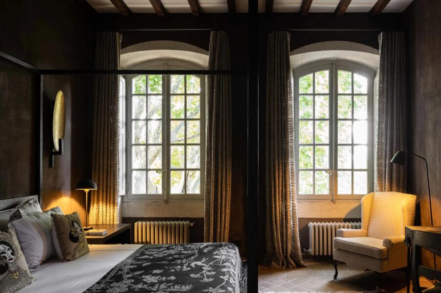 villa-suzanne-bedroom-elegant-grand-interior-design-luxury-provence