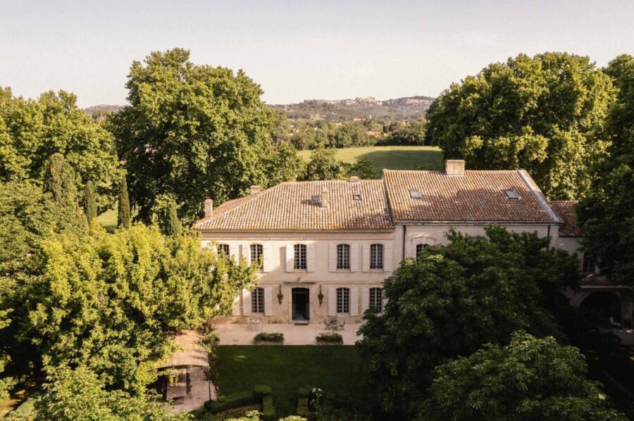 villa-suzanne-exterior-elegant-chateau-luxury-rental-retreat-provence