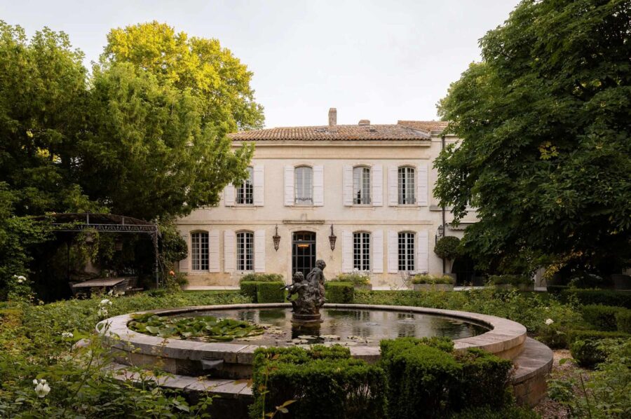 villa-suzanne-exterior-grounds-fountain-luxury-rental-retreat-provence