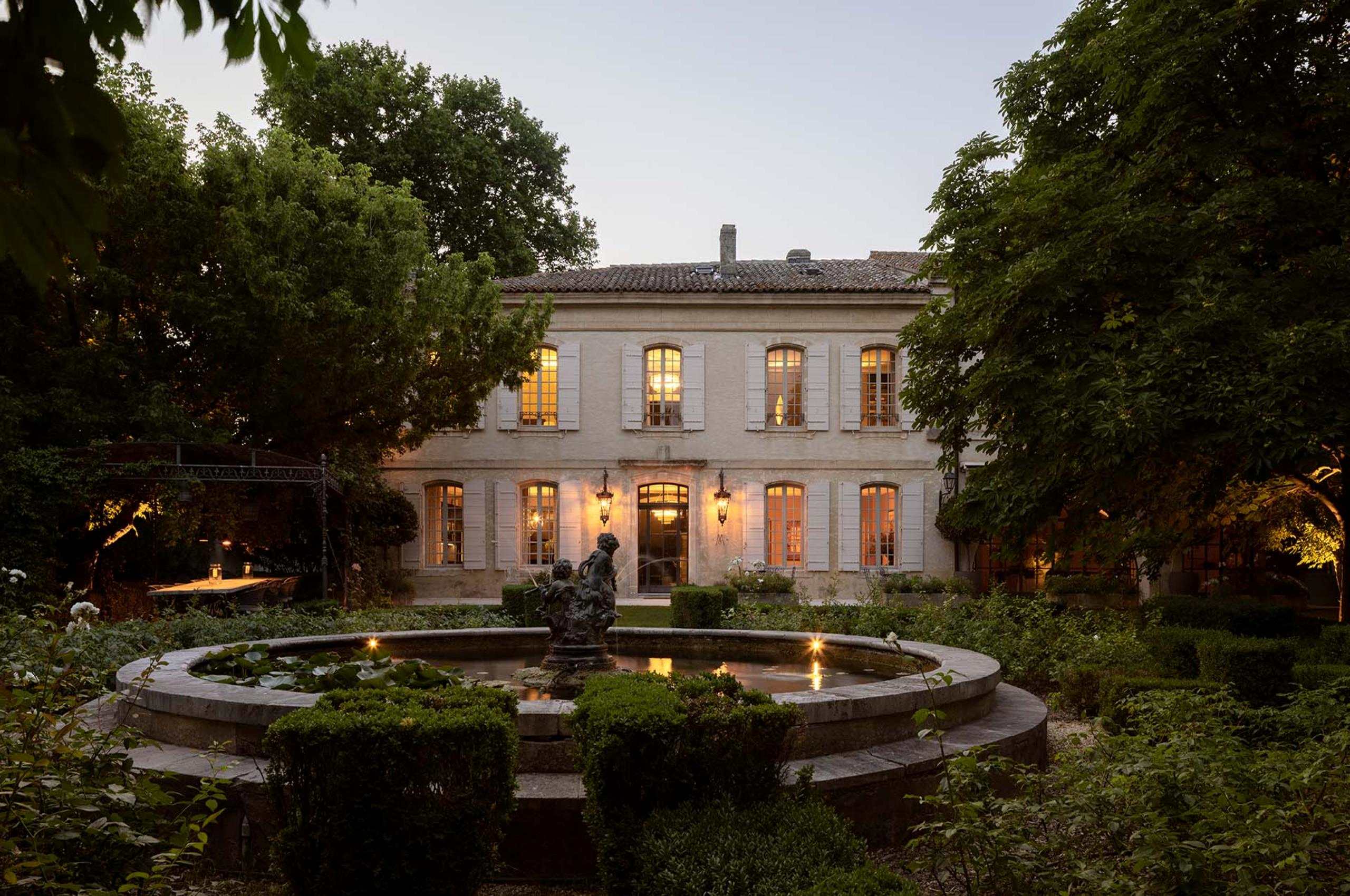 villa-suzanne-exterior-night-fountain-landscaped-grounds-luxury-provence