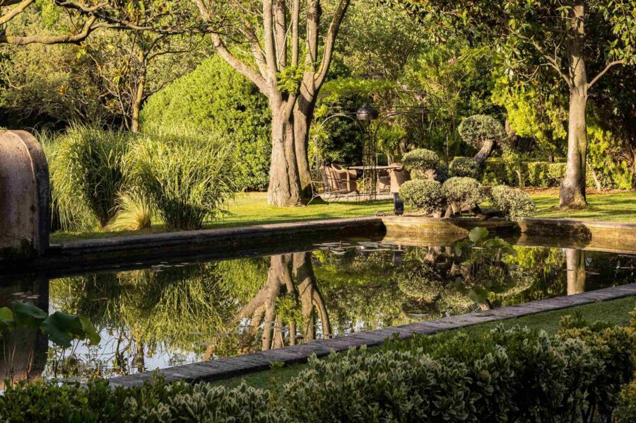 villa-suzanne-garden-pond-elegant-grounds-luxury-retreat-provence