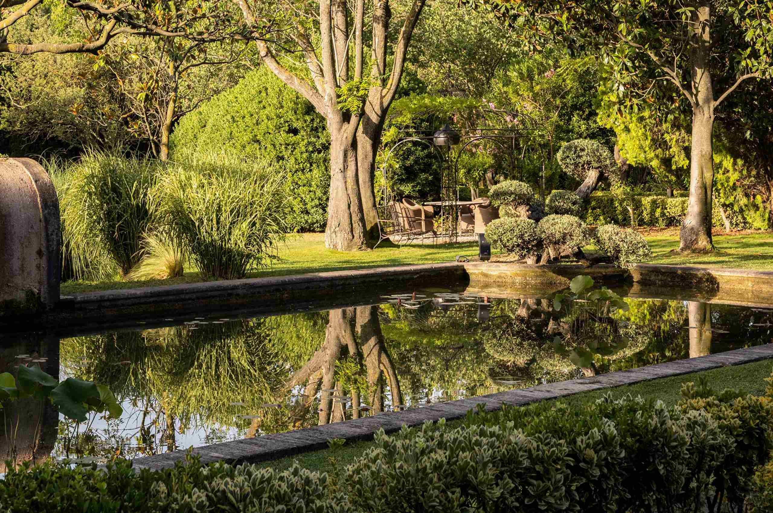 villa-suzanne-garden-pond-elegant-grounds-luxury-retreat-provence