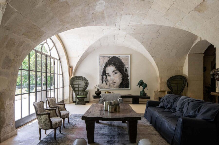 villa-suzanne-living-room-lounge-spacious-grand-elegant-design-artwork-luxury-provence