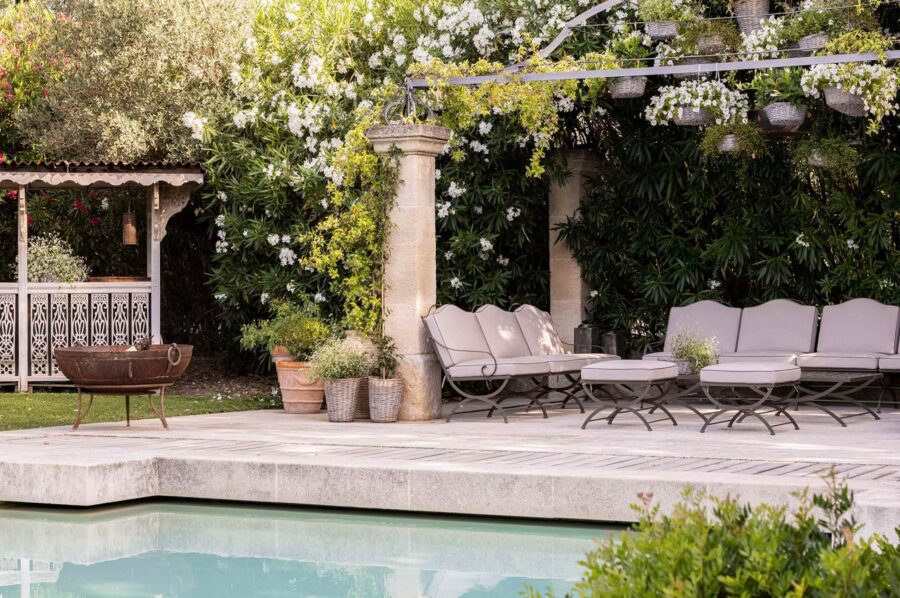 villa-suzanne-swimming-pool-alfresco-lounge-tranquil-garden-luxury-provence