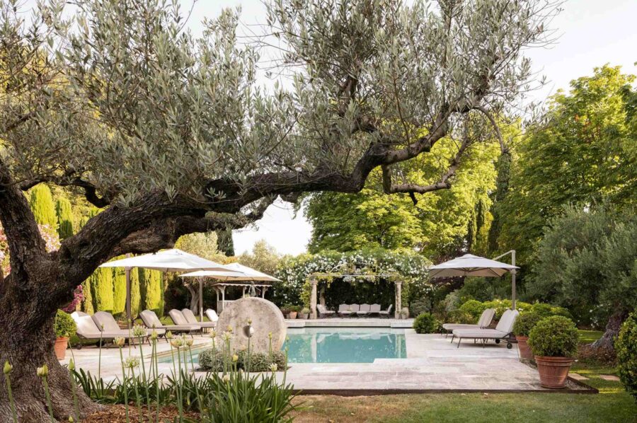 villa-suzanne-swimming-pool-garden-tranquil-retreat-luxury-provence