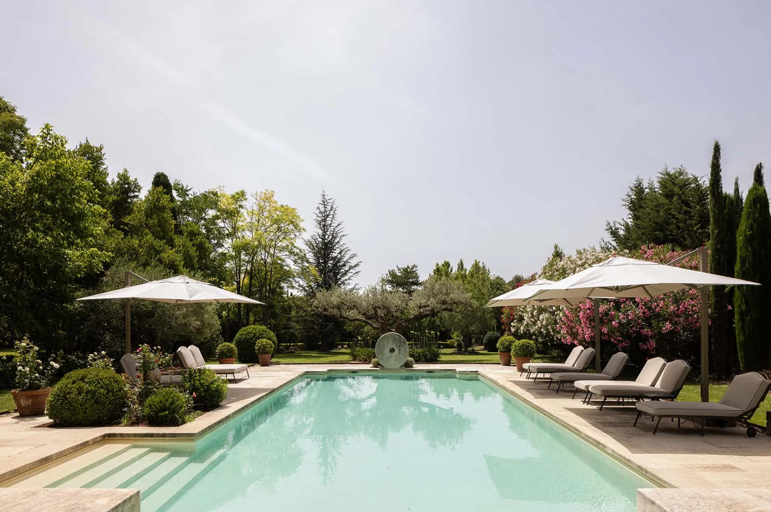 villa-suzanne-swimming-pool-terrace-gardens-alfresco-lounge-luxury-provence